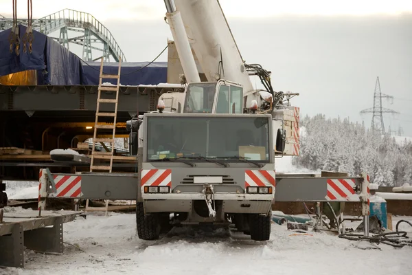 100 ton crane at the construction of the bridge — Stock Photo, Image