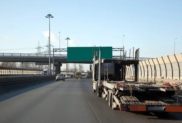 Samochód ciężarowy z przyczepą na autostradzie — Zdjęcie stockowe