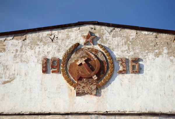 Coat of arms of the USSR on the facade of the old barracks — Stock Photo, Image