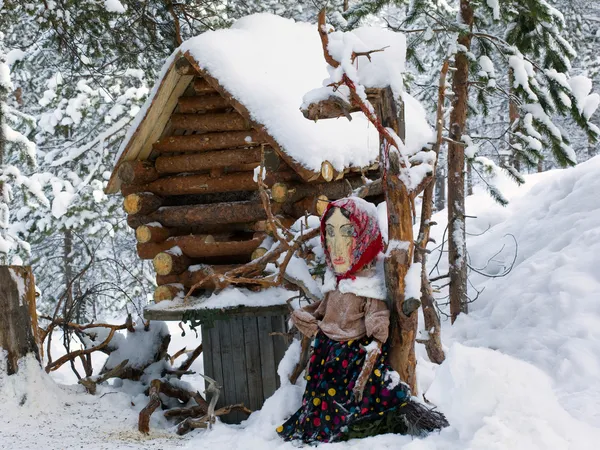 Dekorative Hütte im Wald. baba yaga märchenhafte figur — Stockfoto