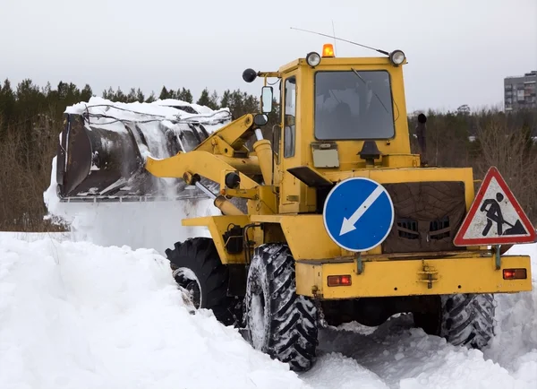 Ciągnik oczyszcza śnieg od zablokowania drogi — Zdjęcie stockowe