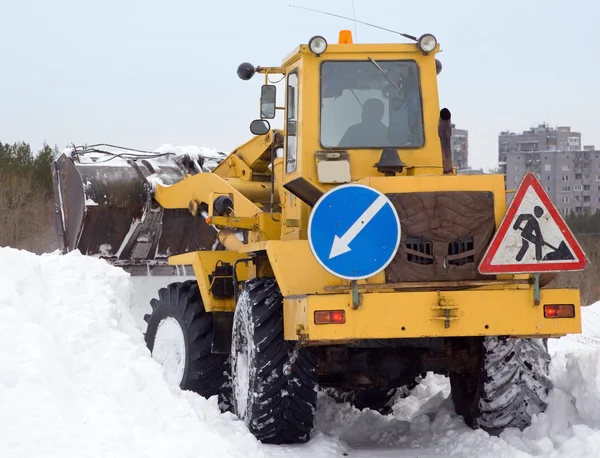 Traktor reinigt Schneeverwehungen — Stockfoto