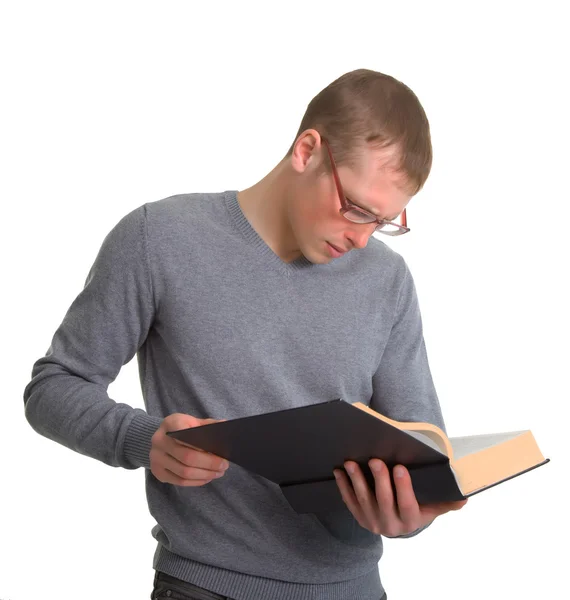 Ένας νεαρός άνδρας ανάγνωση ένα μεγάλο βιβλίο — Φωτογραφία Αρχείου