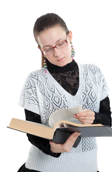 안경쓴 소녀가 책을 읽고 있다 — 스톡 사진
