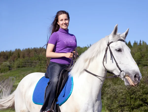Flicka på en vit häst — Stockfoto