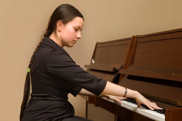 Das Mädchen am Klavier — Stockfoto