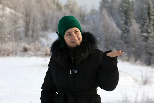 Bir kız bir kar tanesi yakalar — Stok fotoğraf