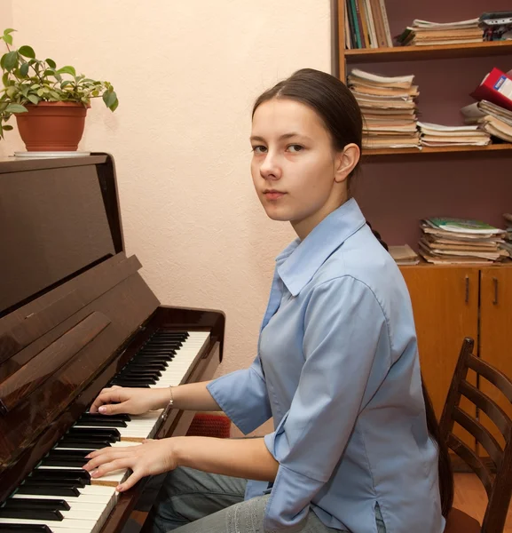 Flickan spela piano — Stockfoto