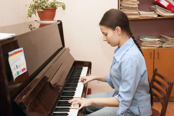 女孩在弹钢琴 — 图库照片