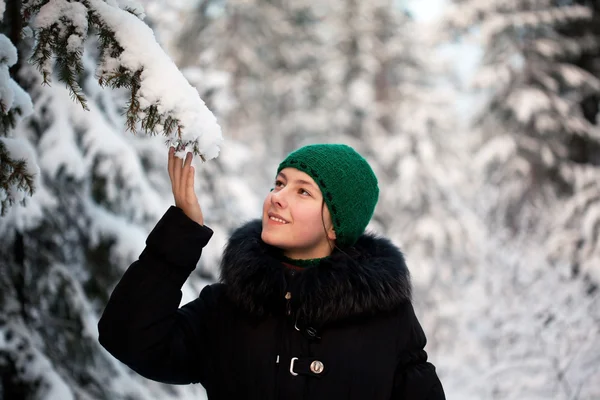 Dziewczyna w zimowym lesie — Zdjęcie stockowe