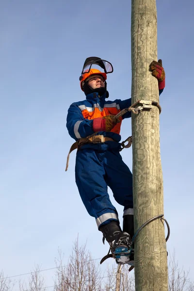 Elektricien op een paal — Stockfoto
