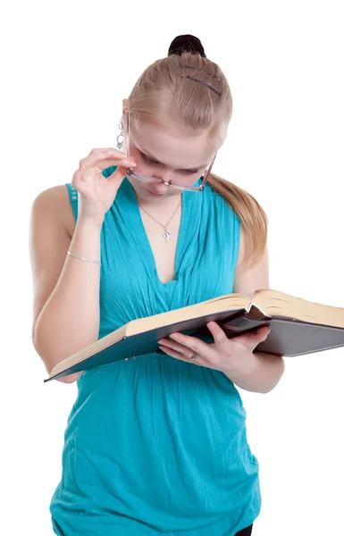 Een jong meisje in glazen met een boek — Stockfoto