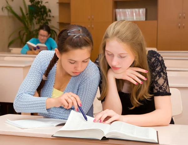 Schüler lesen ein Buch — Stockfoto