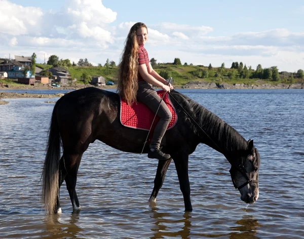 那女孩把马牵到水 — 图库照片