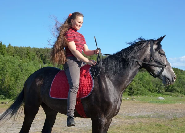 Dziewczyna z długimi włosami na koniu — Zdjęcie stockowe