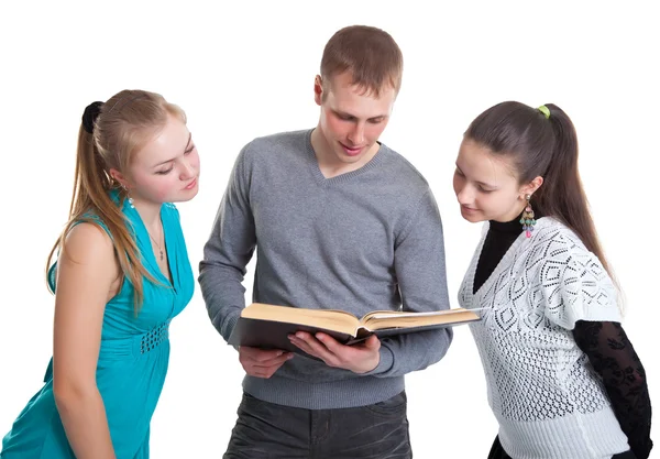Tres jóvenes se preparan para el examen en la escuela —  Fotos de Stock