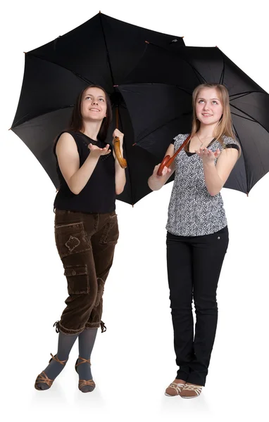 Dvě dívky se schovávají před deštěm pod deštník — Stock fotografie
