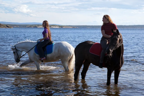 女の子は水に馬を導いた — ストック写真