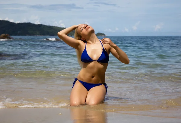 Красива блондинка засмагає на пляжі — стокове фото