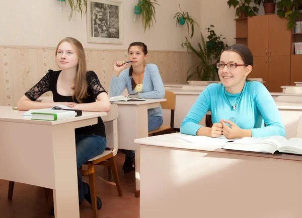 Schülerinnen im Klassenzimmer — Stockfoto