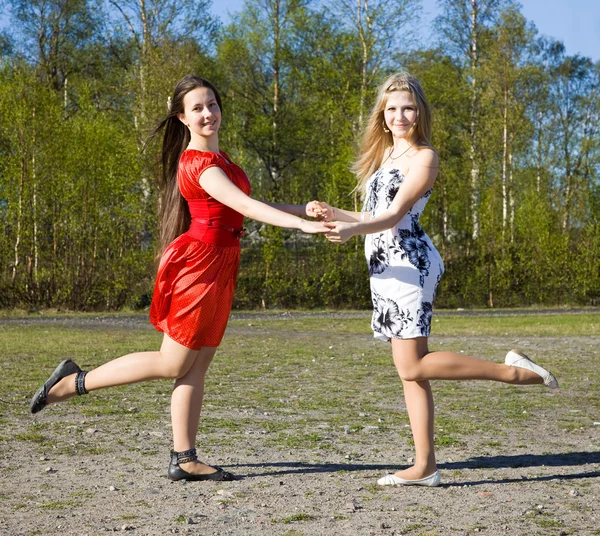 Две девушки танцуют в парке — стоковое фото