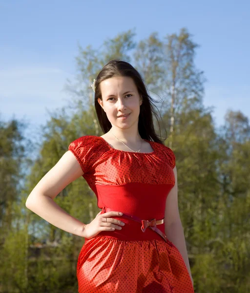 Kırmızı elbiseli genç kız — Stok fotoğraf