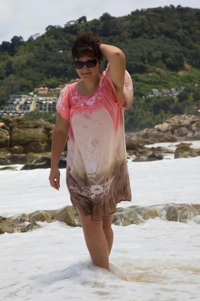 Dáma v lehkých šatech chodit na pláž — Stock fotografie