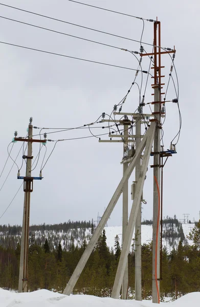 Stromleitung mit Wiederaufbereitungsanlagen — Stockfoto