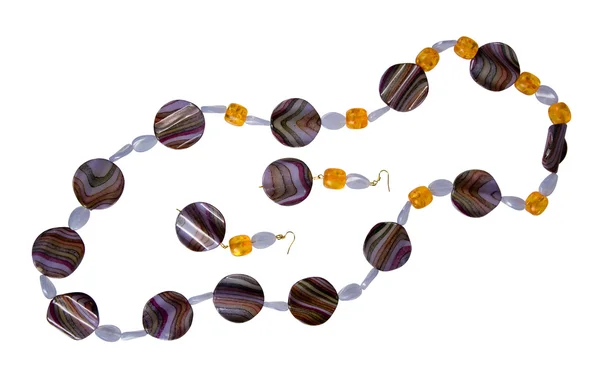 Halskette und Ohrringe aus Knöpfen und Perlen auf weißem Hintergrund — Stockfoto