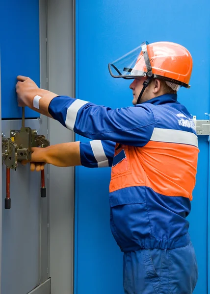 Électricien caucasien travaillant sur un panneau — Photo