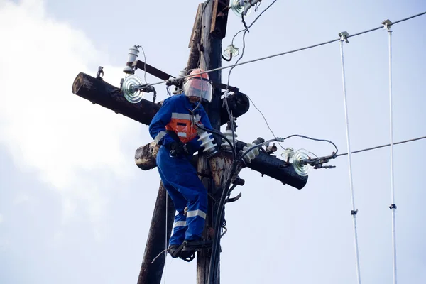 Electric is working on a pole — Stock Photo, Image