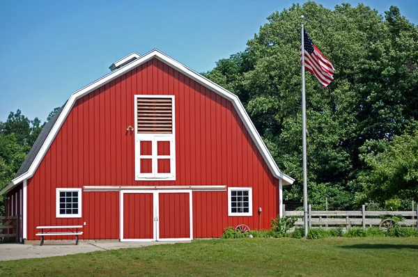 Jasny czerwony stodoła — Zdjęcie stockowe