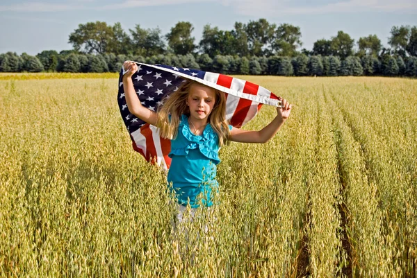 Lány fut a zászló — Stock Fotó