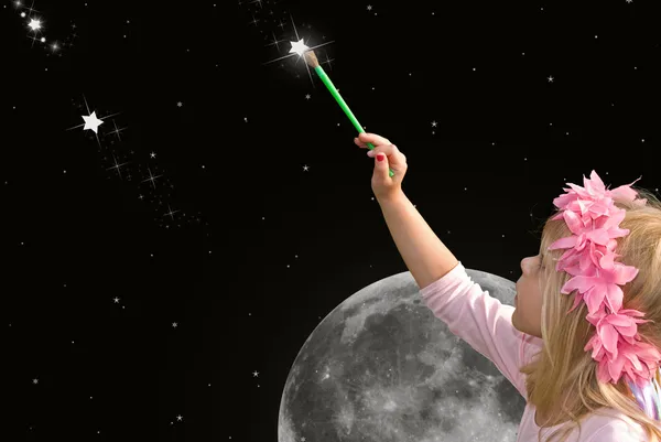 Child painting a star — Stock Photo, Image