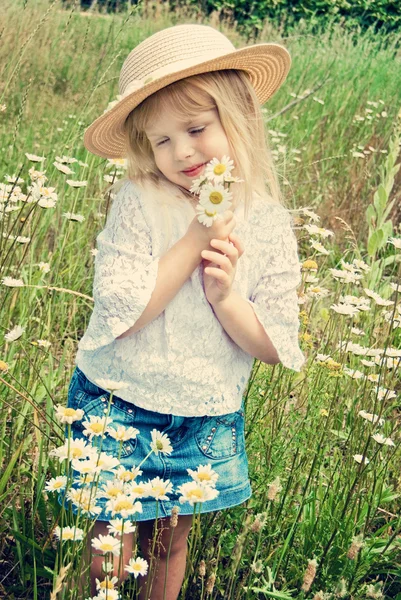 Child with daisies — Stock Photo, Image