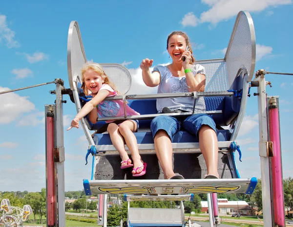 Mother and daughter on ferris wheel. — Stock Photo, Image