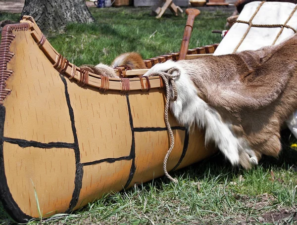Canoa indiana com mercadorias — Fotografia de Stock