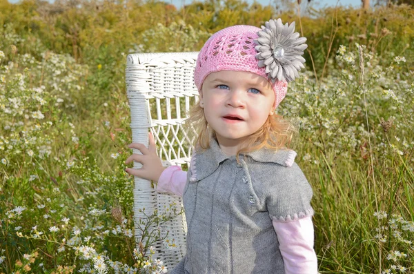 Little girl in wildflower field — Stock Photo, Image