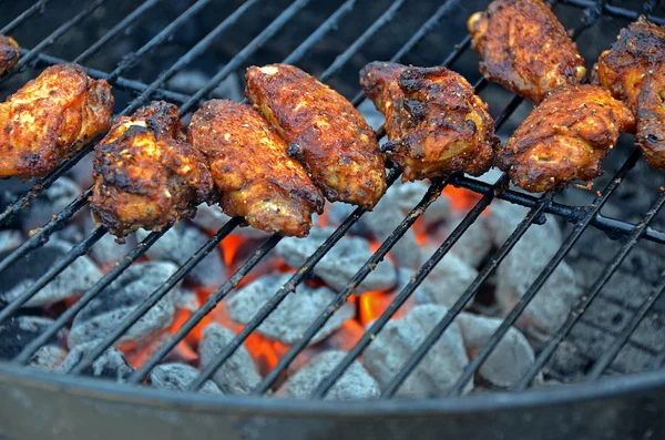 Kippenvleugels op de grill — Stockfoto