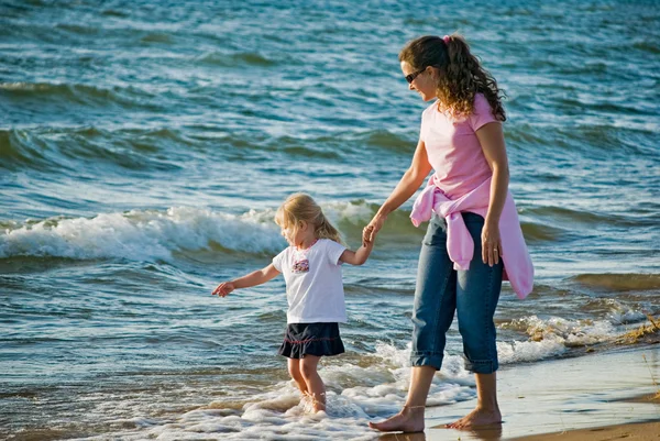 Moeder en kind op een strand — Stockfoto