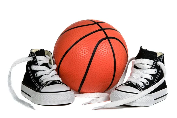 Basketball und Turnschuhe — Stockfoto