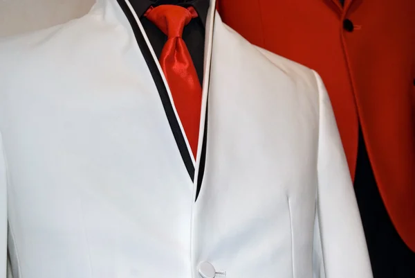 Esmoquin blanco con corbata roja — Foto de Stock