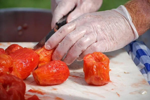 Людина різання помідори — стокове фото