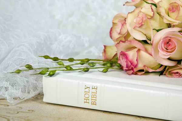 白色圣经上的玫瑰花束 — 图库照片