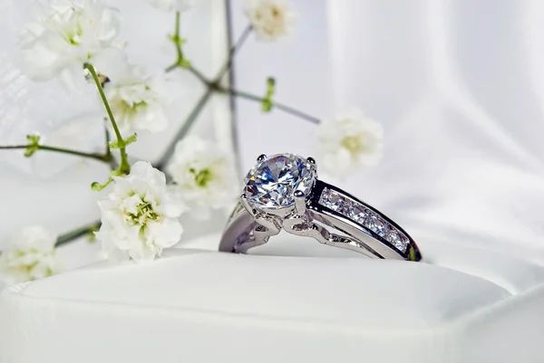 Diamantový prsten v satin box — Stock fotografie