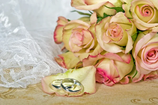 Bruiloft rozen met ringen — Stockfoto