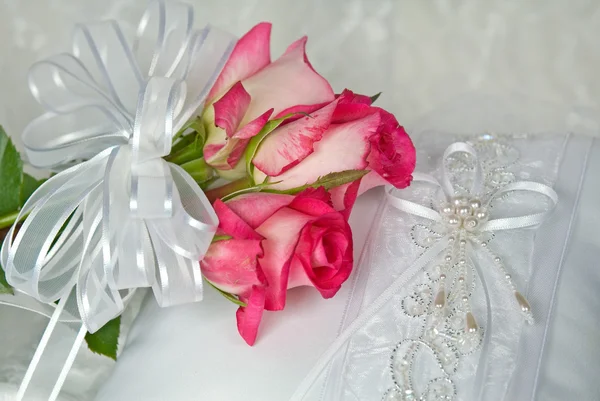 Almohada de boda con rosas — Foto de Stock
