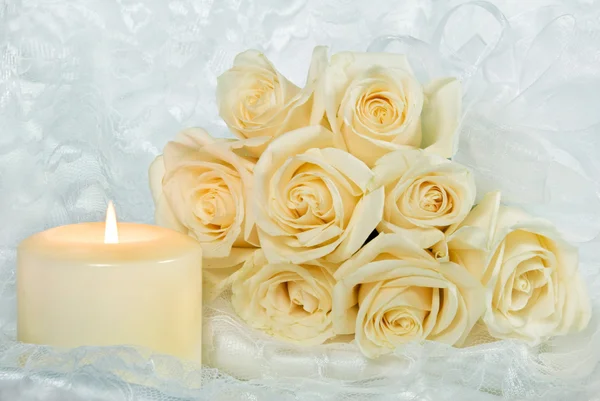 Свадебные розы и свечи — стоковое фото
