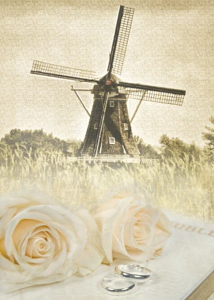 Větrný mlýn s svatební bible — Stock fotografie