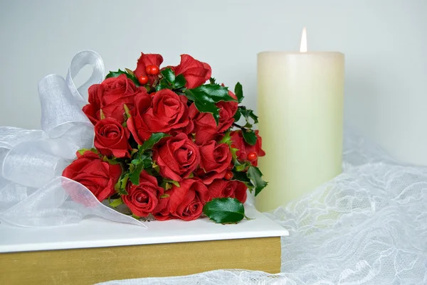 在圣经上的红色婚礼玫瑰 — 图库照片